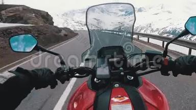 在瑞士阿尔卑斯山附近的美丽风景雪山公路上骑摩托车